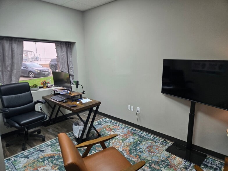 More Photos Of 194 Industrial Blvd, McKinney Showroom For Lease