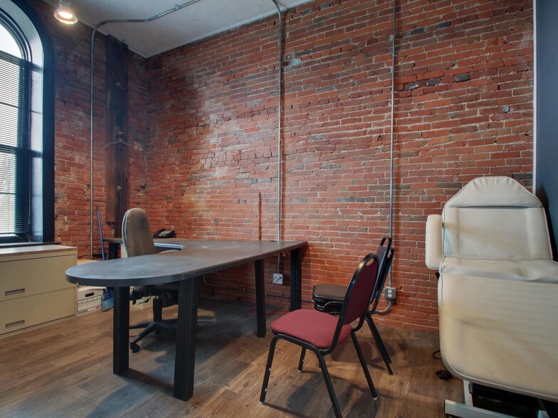 More Photos Of 130 N 5th St, Quincy Storefront Retail Residential For Lease