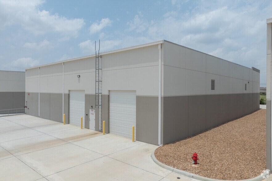 More Photos Of 21211 Clay Rd, Katy Warehouse For Lease