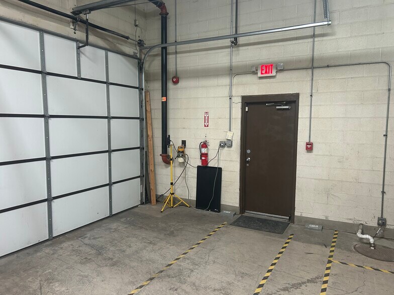 More Photos Of 320 Windy Point Dr, Glendale Heights Warehouse For Lease