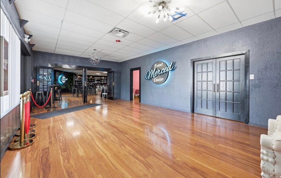 More Photos Of 9880 W Girton Ave, Lakewood Restaurant For Sale