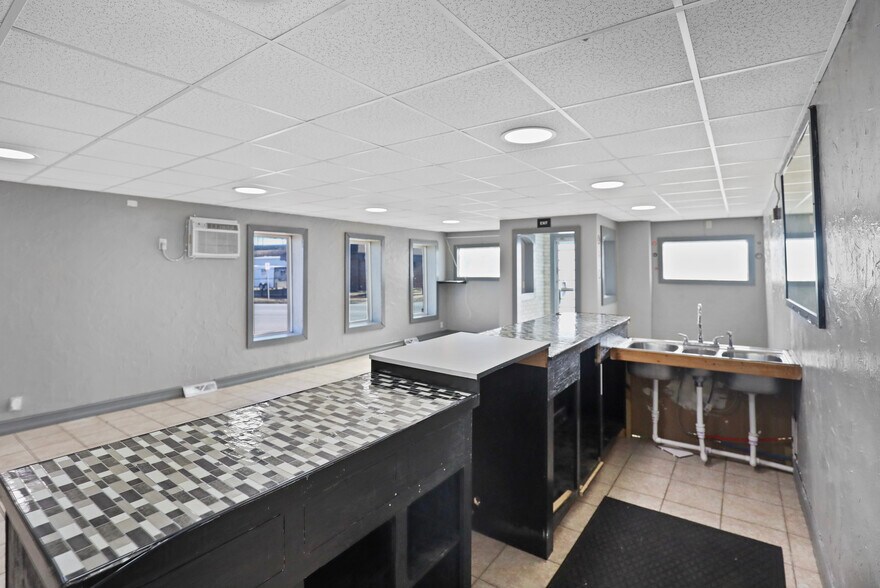 More Photos Of 1850 Easton Blvd, Des Moines Storefront Retail Residential For Sale