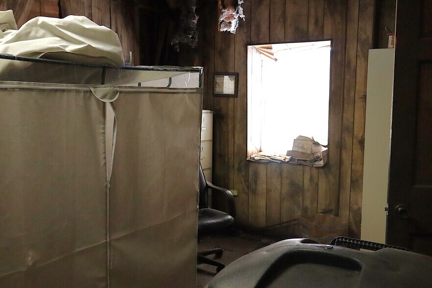 More Photos Of 1530 Parker Ln, Enterprise Warehouse For Lease