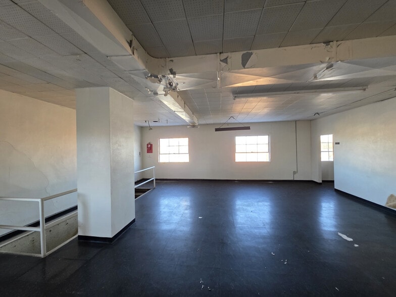 More Photos Of 618 2nd St, Toledo Freestanding For Sale