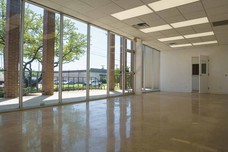 More Photos Of 9121 King Arthur Dr, Dallas Manufacturing For Lease