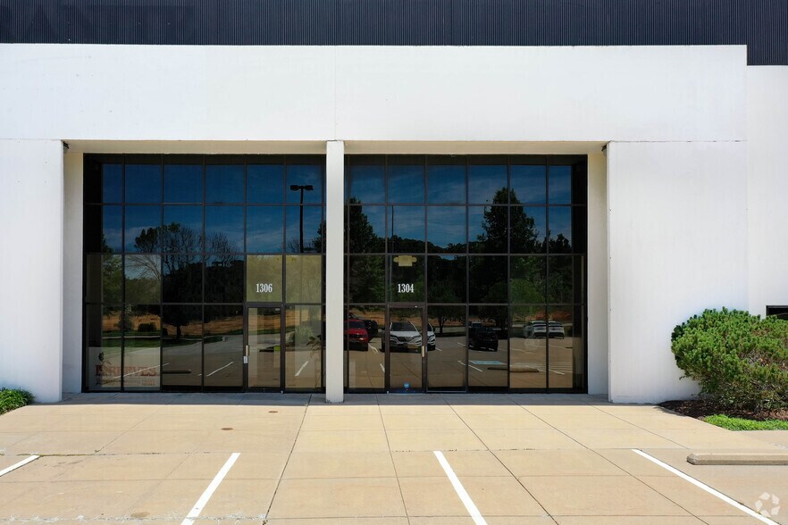 More Photos Of 1300-1308 Rustique Sq, O'Fallon Warehouse For Lease