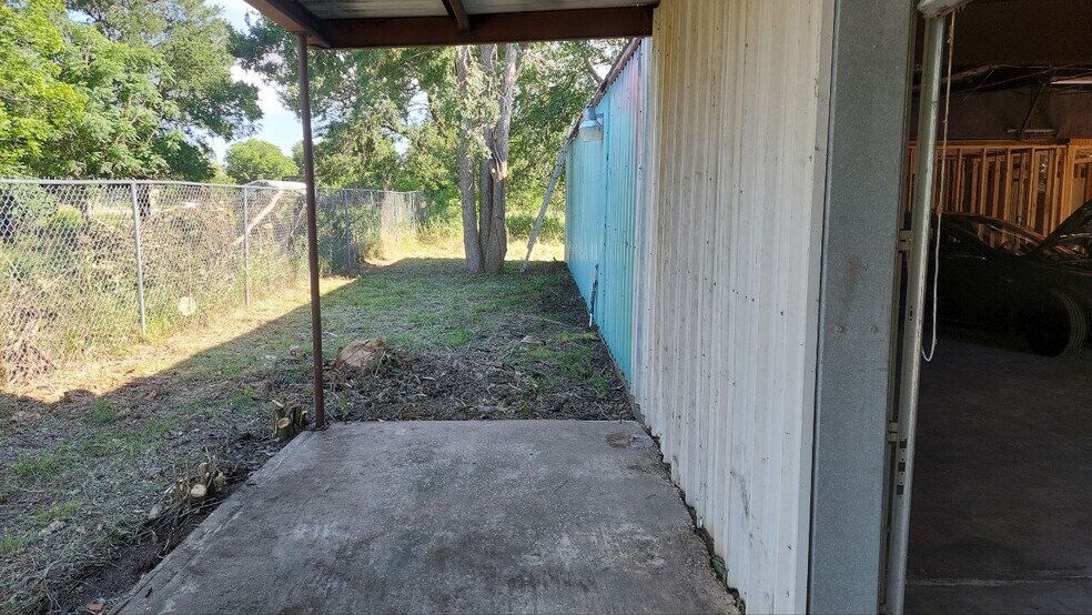 More Photos Of 610 New York St, Navasota Flex For Sale