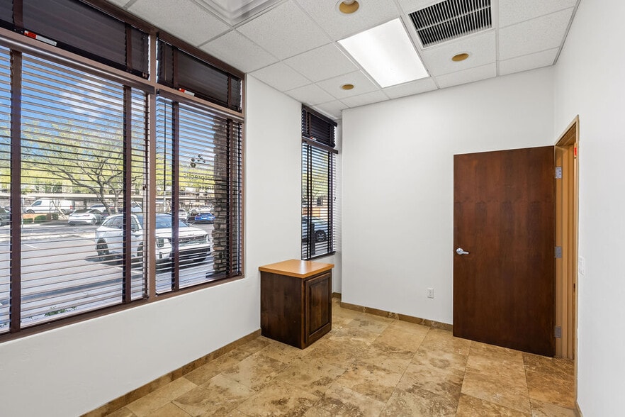 More Photos Of 7336 E Deer Valley Rd, Scottsdale Office For Sale