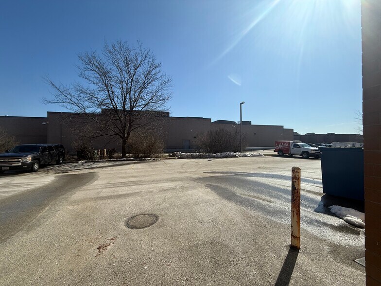 More Photos Of 141-161 Covington Dr, Bloomingdale Light Manufacturing For Lease