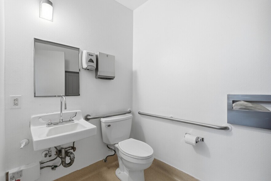 More Photos Of 5918 S Vermont Ave, Los Angeles Unknown For Lease