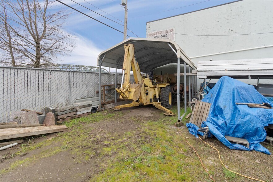 More Photos Of 101 Academy St, Kelso Distribution For Sale