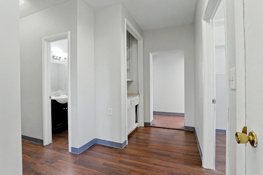 More Photos Of 1601 N State St, Augusta Office For Sale
