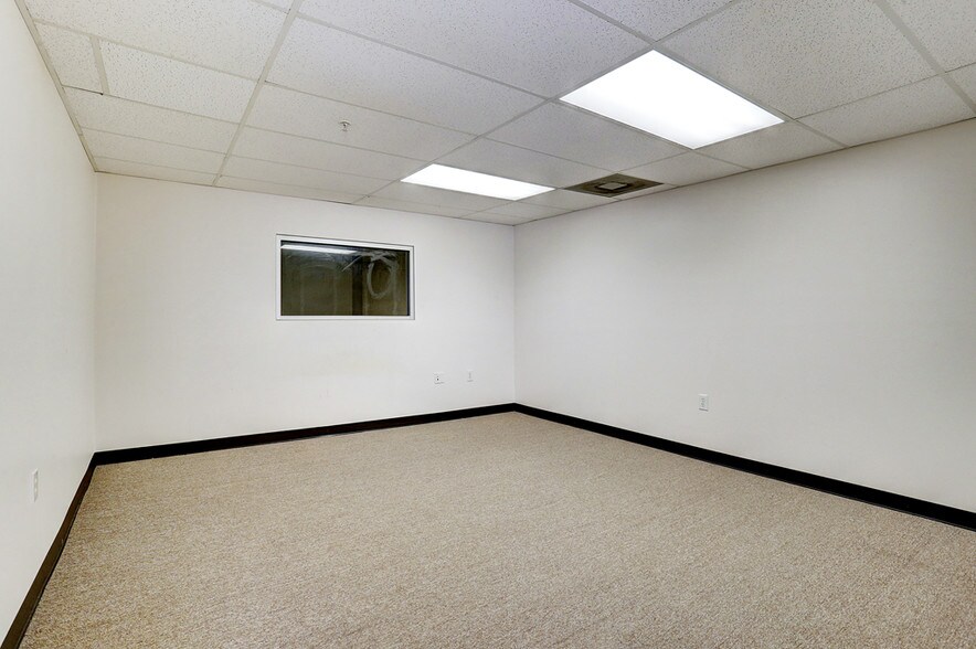 More Photos Of 10350 Fountaingate Dr, Stafford Warehouse For Lease