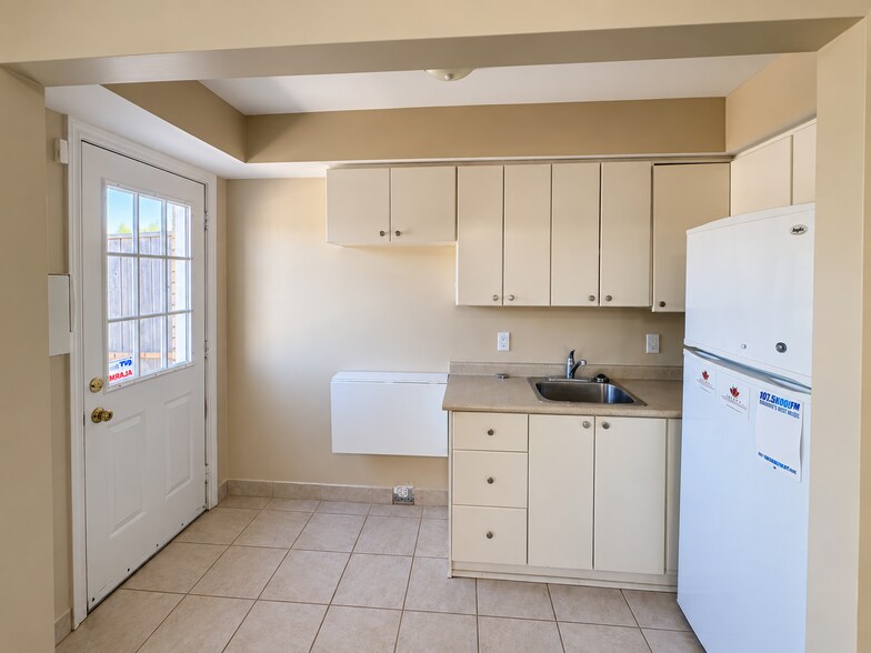 More Photos Of 43 Worsley St, Barrie Office Residential For Lease