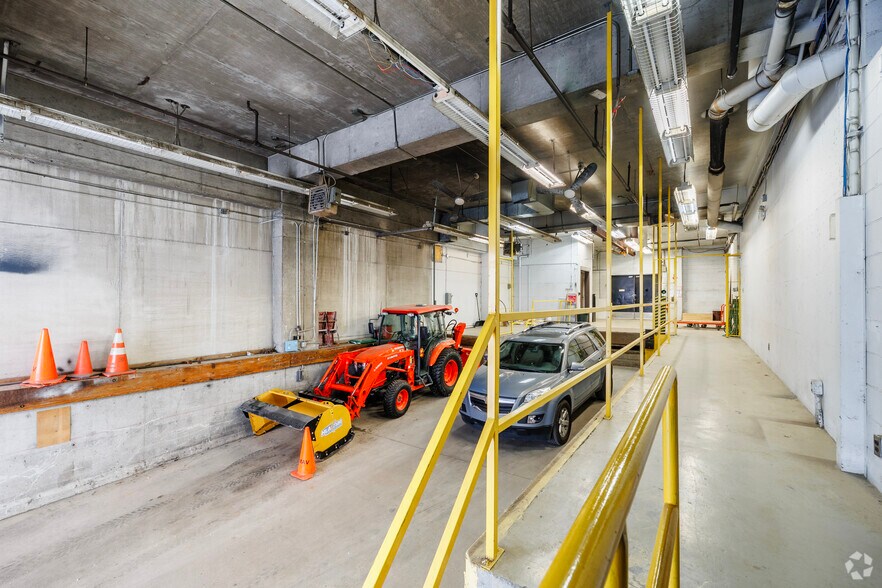 More Photos Of 2325 Rue Dandurand, Montréal Warehouse For Lease