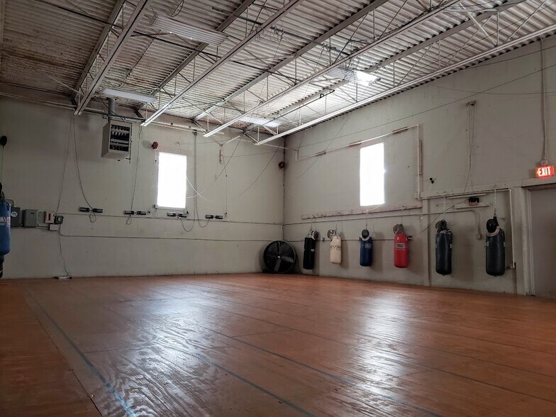 More Photos Of 408 Oliver St, Troy Warehouse For Lease