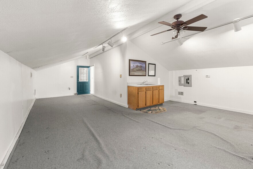 More Photos Of 26905 Plymouth Rd, Redford Township Freestanding For Lease