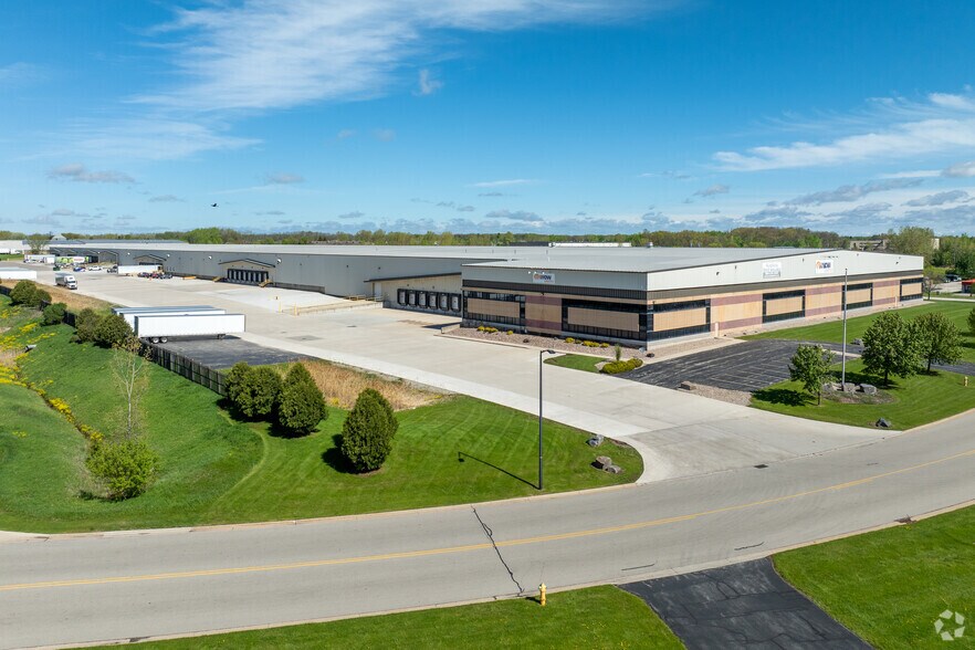 More Photos Of 1381 Partnership Dr, Ashwaubenon Warehouse For Lease