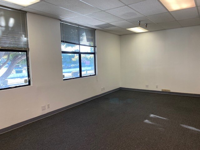 More Photos Of 2510 Main St, Santa Monica General Retail For Sale