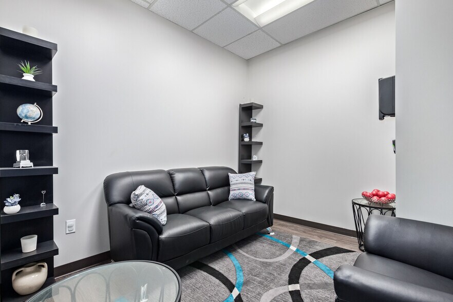 More Photos Of 15600-15650 N Black Canyon Hwy, Phoenix Office For Lease