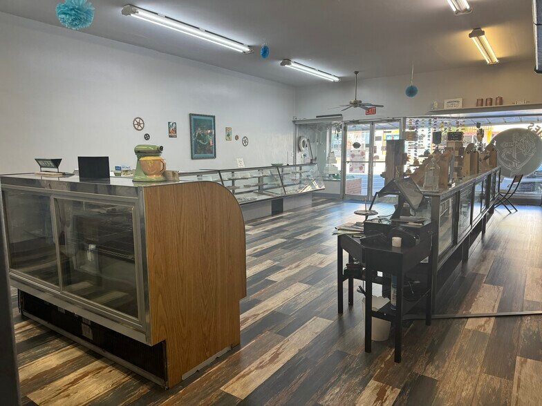 More Photos Of 135 S Wayne St, Milledgeville General Retail For Sale