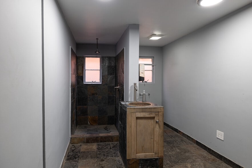 More Photos Of 821 W Olive St, Inglewood Warehouse For Lease