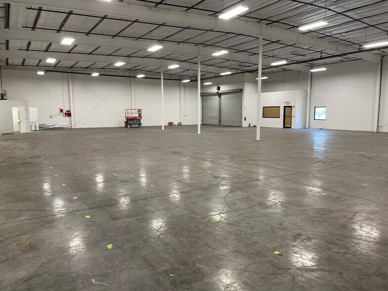 More Photos Of 12640 62nd St N, Largo Warehouse For Lease