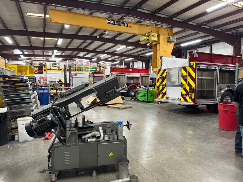 More Photos Of 1701 W County Line Rd, Springfield Manufacturing For Lease