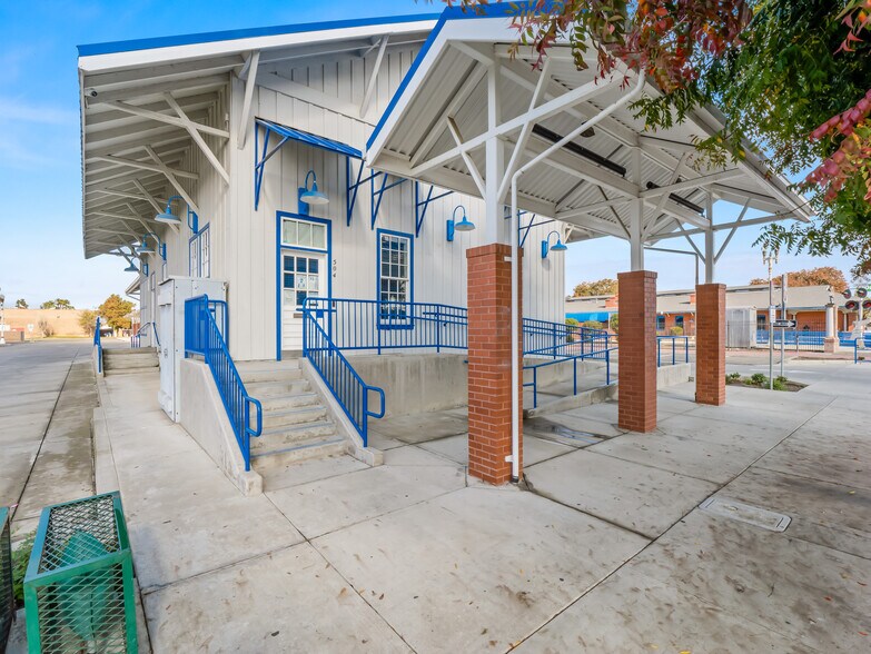 More Photos Of 504 W 7th St, Hanford Freestanding For Sale