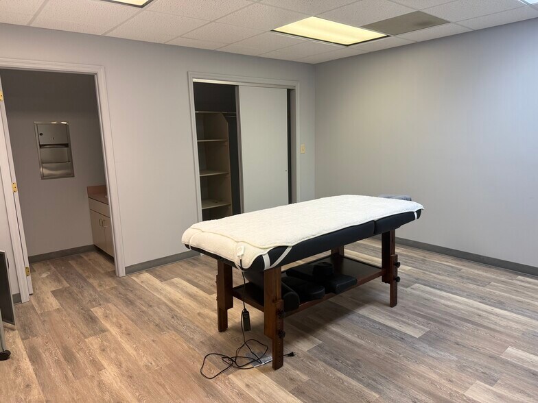 More Photos Of 400 N Main St, Centerville Office For Lease