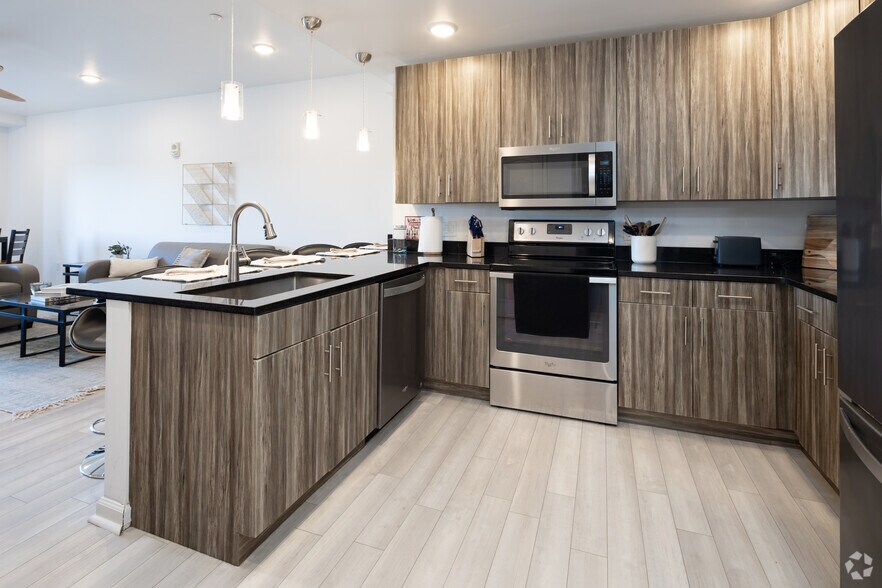 More Photos Of 202 Green St E, Champaign Apartments For Lease