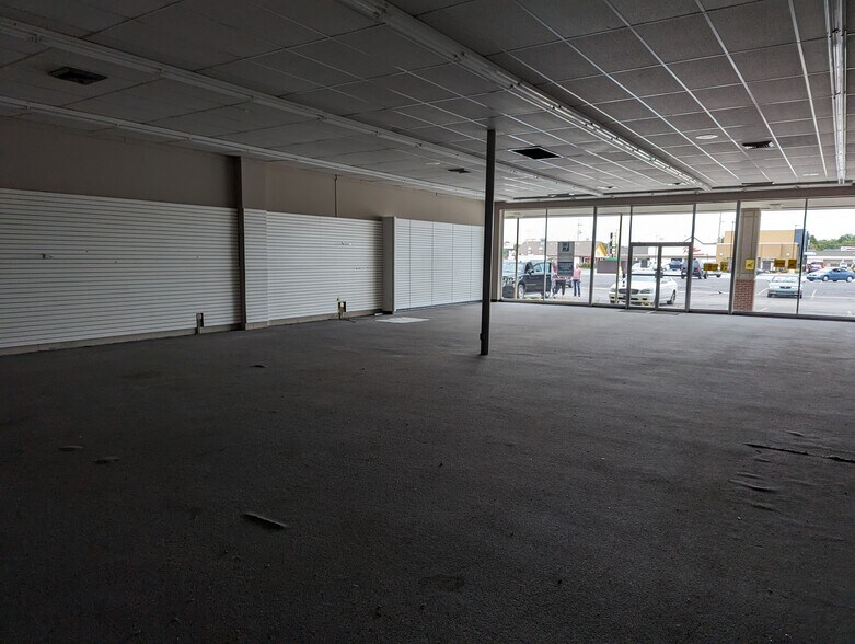 More Photos Of 601 N West St, Wichita Storefront For Lease
