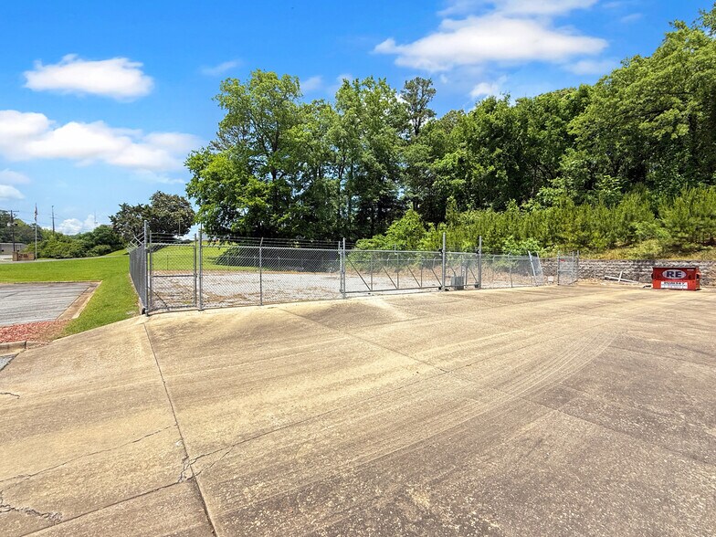 More Photos Of 4720 University Blvd E, Tuscaloosa Showroom For Lease