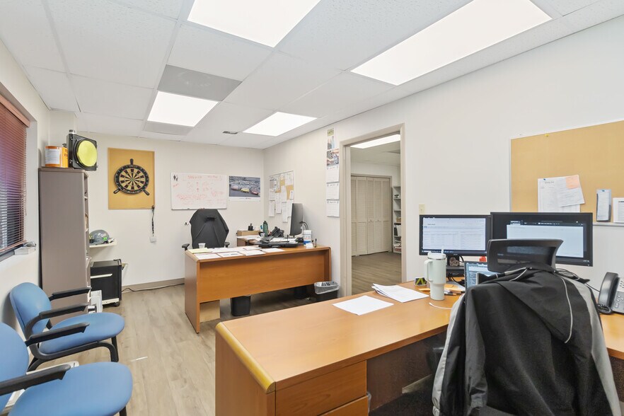 More Photos Of 1076 Florida Central Pky, Longwood Warehouse For Lease