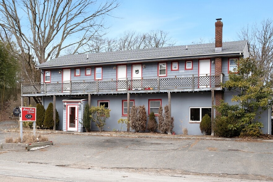 More Photos Of 87 North Rd, Hampton Bays Storefront Retail Residential For Lease