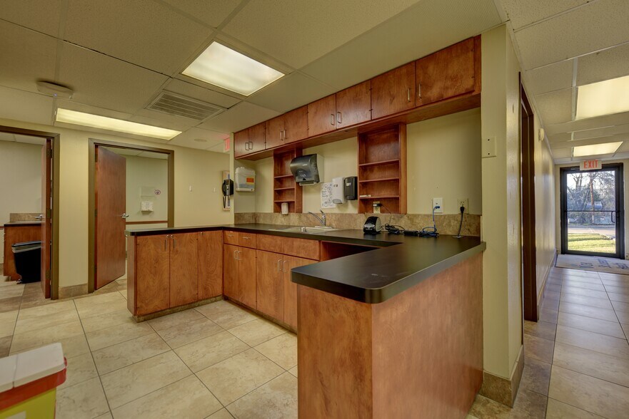 More Photos Of 501 E Washington Ave, Navasota Medical For Sale