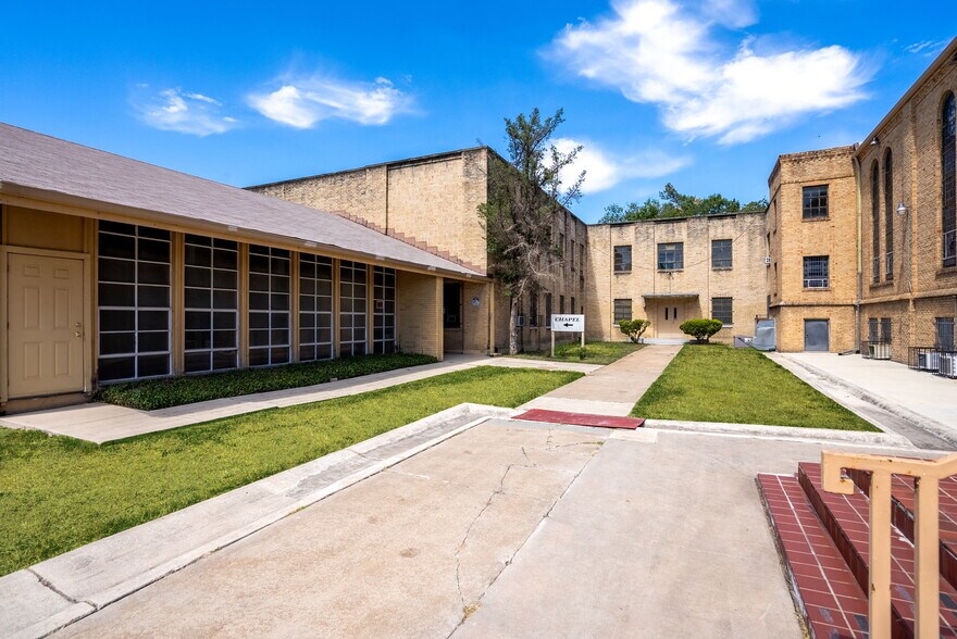 More Photos Of 1701 W Woodlawn Ave, San Antonio Religious Facility For Sale