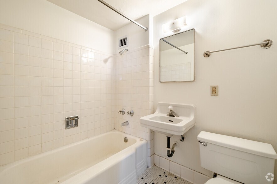 More Photos Of 17 E 2nd Ave, Hutchinson Apartments For Lease