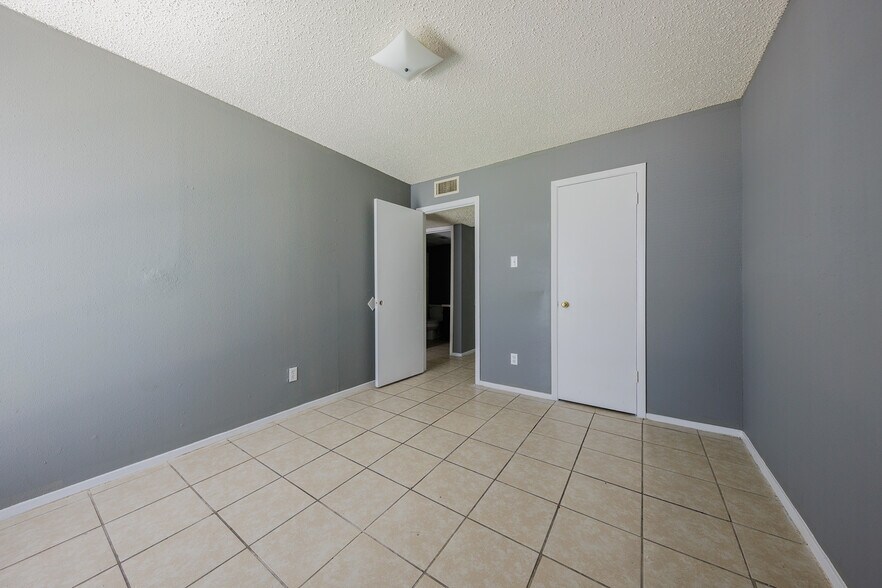 More Photos Of 700 N Medina St, Lockhart Apartments For Sale