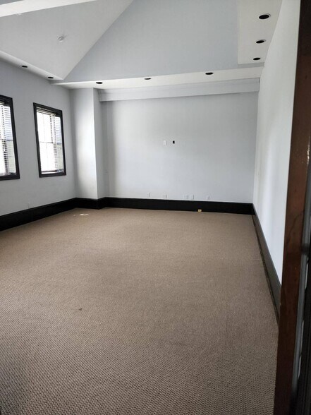 More Photos Of 3155 Roswell Rd NE, Atlanta Office For Sale