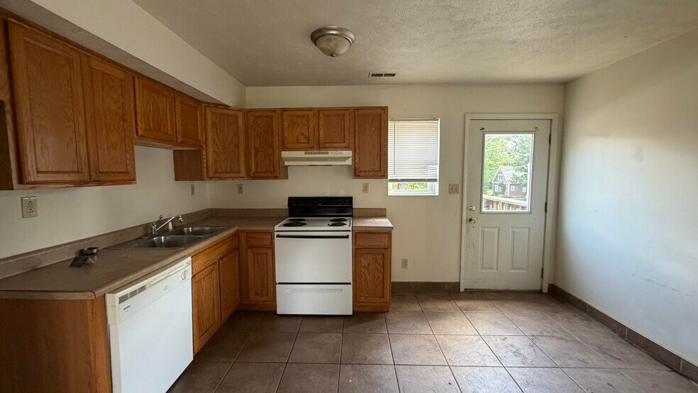 More Photos Of 710 W College St, Carbondale Multifamily For Sale