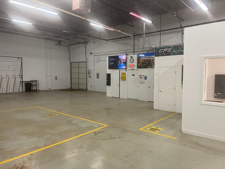 More Photos Of 1355 Wilhelm Rd, Mundelein Warehouse For Lease