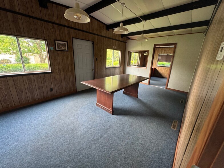 More Photos Of 1103 Fabyan Pkwy, Geneva Manufacturing For Lease