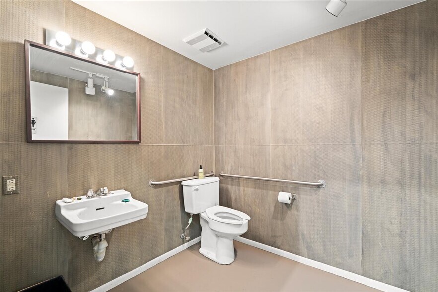 More Photos Of 4075 Transport St, Palo Alto Service For Lease