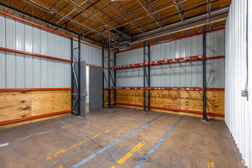 More Photos Of 3131 W Bolt St, Fort Worth Warehouse For Lease