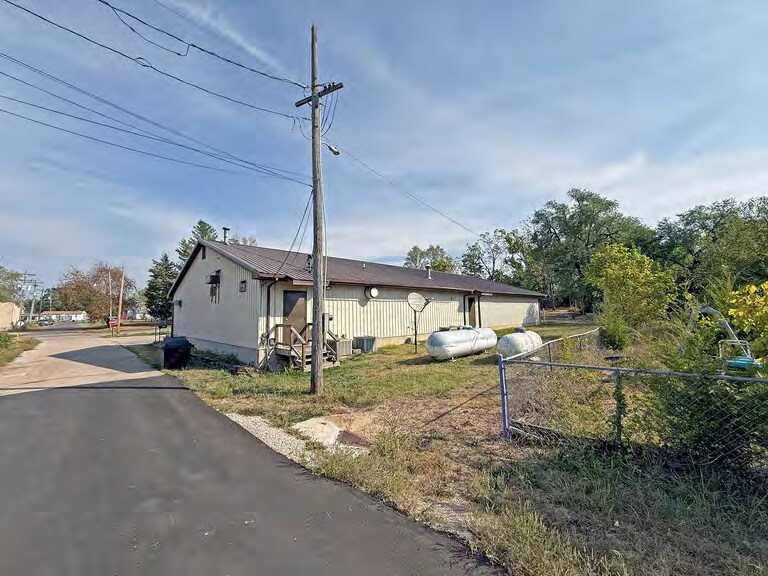 More Photos Of 704 E Washington St, Cuba Freestanding For Lease