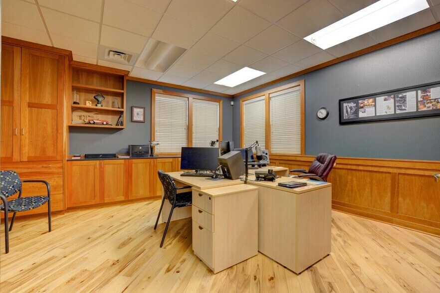 More Photos Of 444 S Haskell St, Central Point Office For Lease