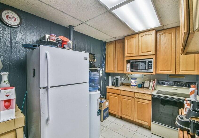 More Photos Of 6002 US Highway 50, Lamar Service For Sale