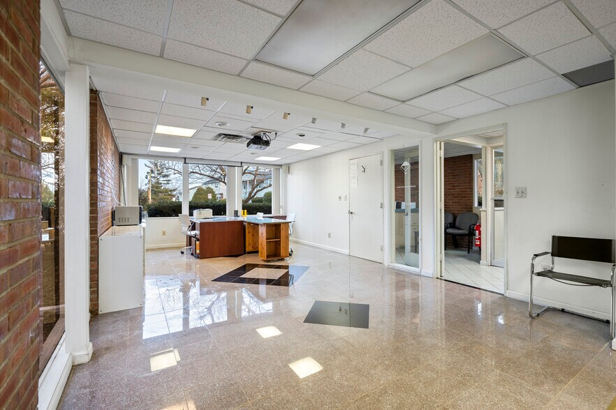 More Photos Of 18 Sheppard Pl, Edison Office For Lease