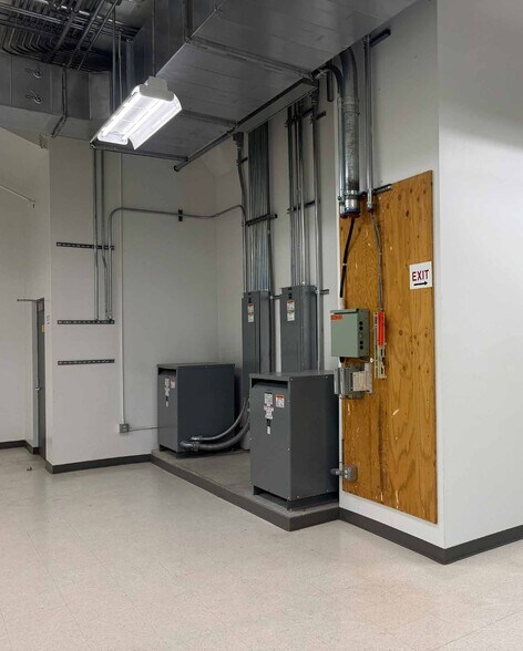 More Photos Of 2320 Commerce St, Tacoma Flex For Lease